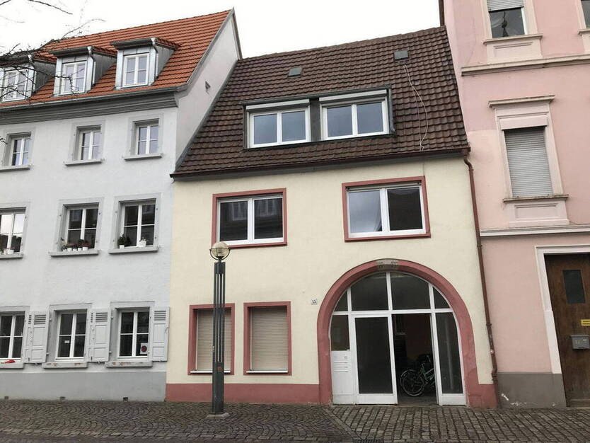 Für junge MieterStudenten - gemütliche Wohnung im 2. OG - Stadtmitte - auch als WG geeignet