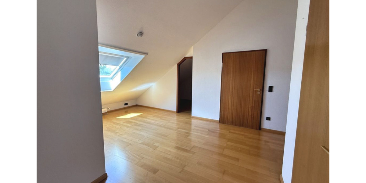Dachgeschoßwohnung Karlsruhe Hagsfeld - 5 Zimmer, 145 m&sup2;, 519.000&euro; | Angebot:25103056