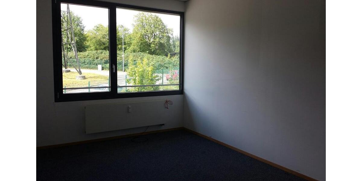 Büro an der Autobahnauffahrt, großen Fenstern & toller Aussicht 2 zimmer