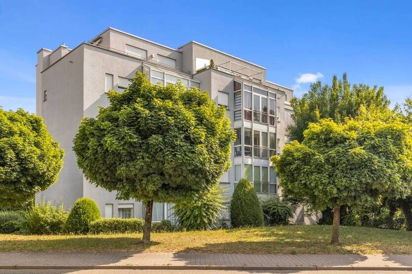 Komfortable 2,5-Zimmer-Eigentumswohnung mit Wintergarten und Garage!