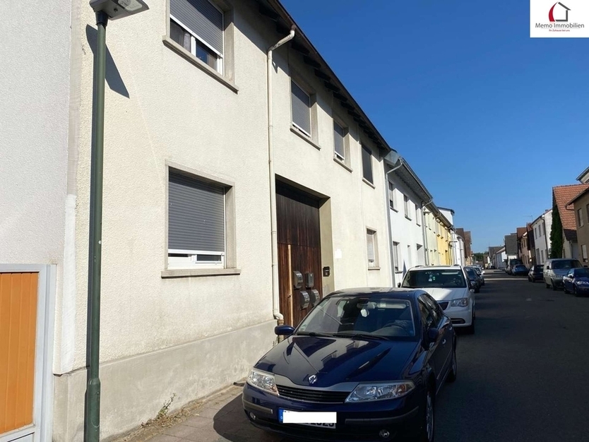 °°° Mehrfamilienhaus MIT 4 WohnungEN, 3 GARAGEN, GARTEN UND AUSBAUPOTENZIAL °°°