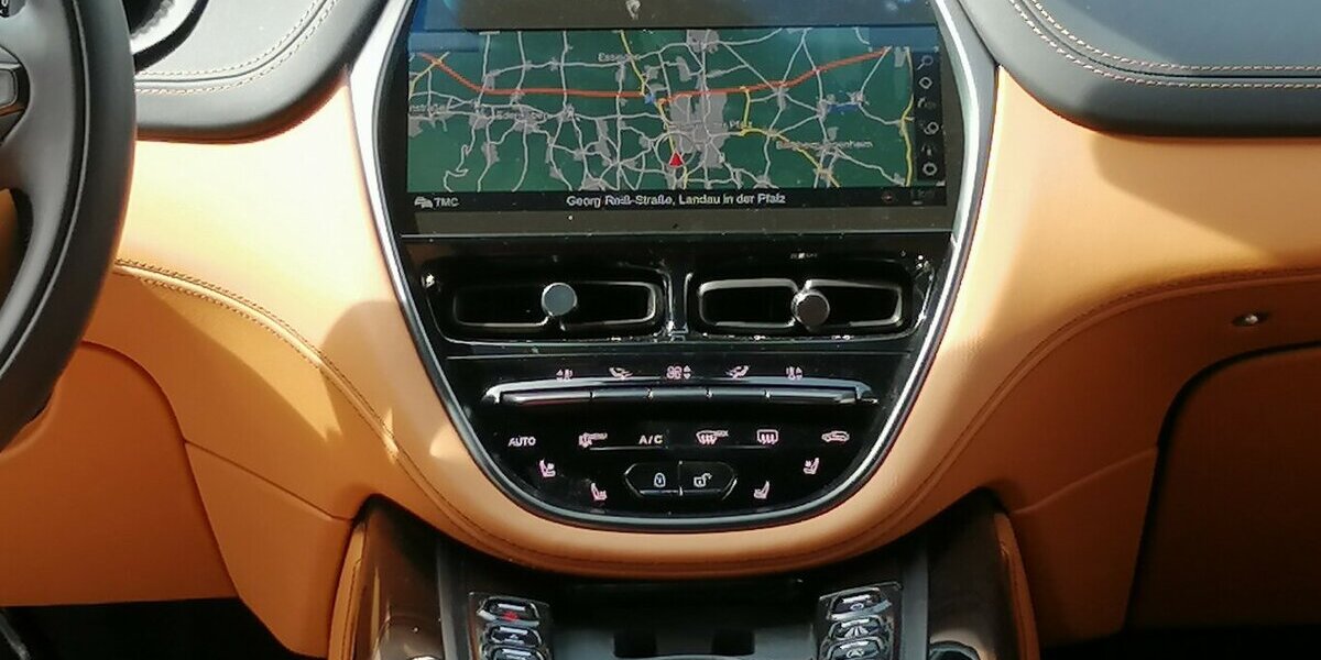 Aston Martin DBX Concours Blau Vollausstattung-6 800 KM- 6.800 km 149.998 &euro; Landau 76829