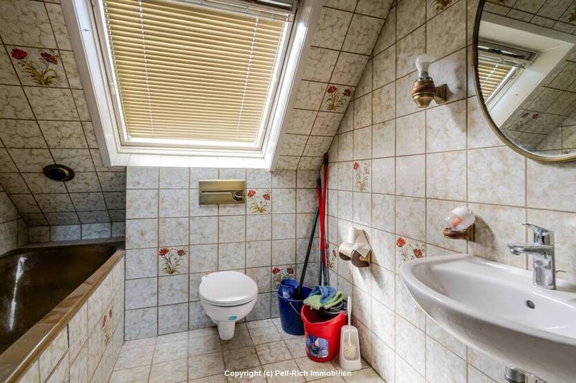 INVESTMENTCHANCE: Attraktives 9-Familienhaus mit Wertsteigerungspotenzial in Karlsruhe-Weiherfeld