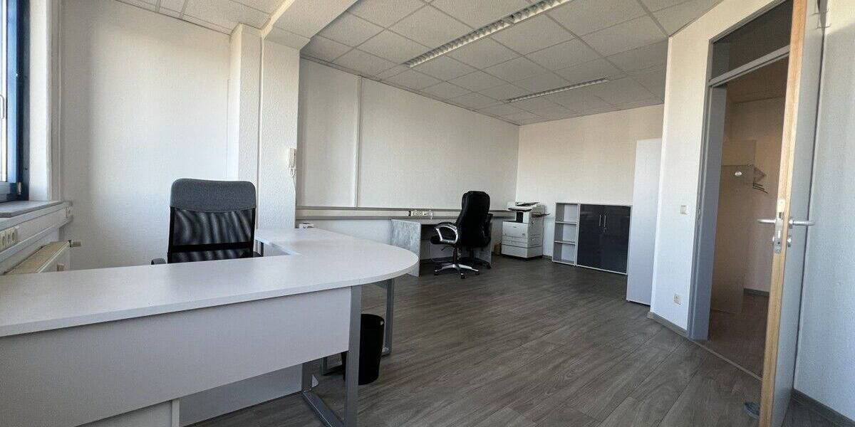 SORGENFREI ARBEITEN: Möblierte Büroräume in modernem Gemeinschaftsbüro in Karlsruhe-Neureut 1 zimmer