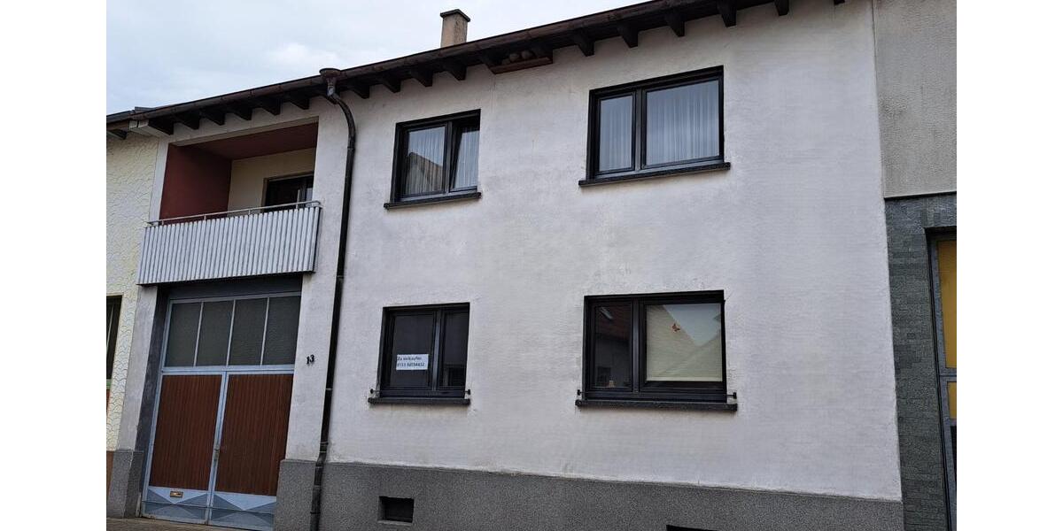 Ein- Zweifamilienhaus überdachter Einfahrt, Nebengebäude, Garten 5 zimmer