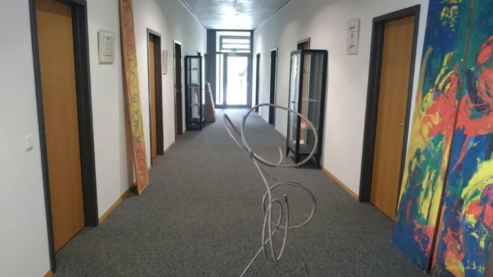 Büro an der Autobahnauffahrt, großen Fenstern & toller Aussicht 2 zimmer