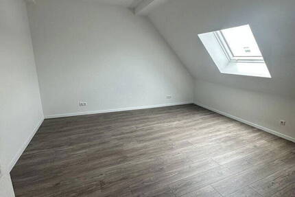 Neusanierte zwei 4 12-Zimmer Wohnungen