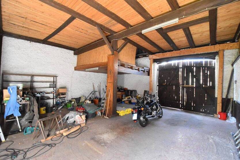 Sanierungsbedürftiges Ein- bis Zweifamilienhaus mit Nebengebäude und Scheune