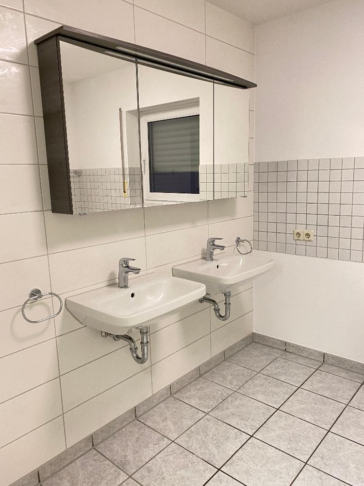*** Großzügige 4-Zi.-Mietwohnung in Karlsdorf *** 4 zimmer
