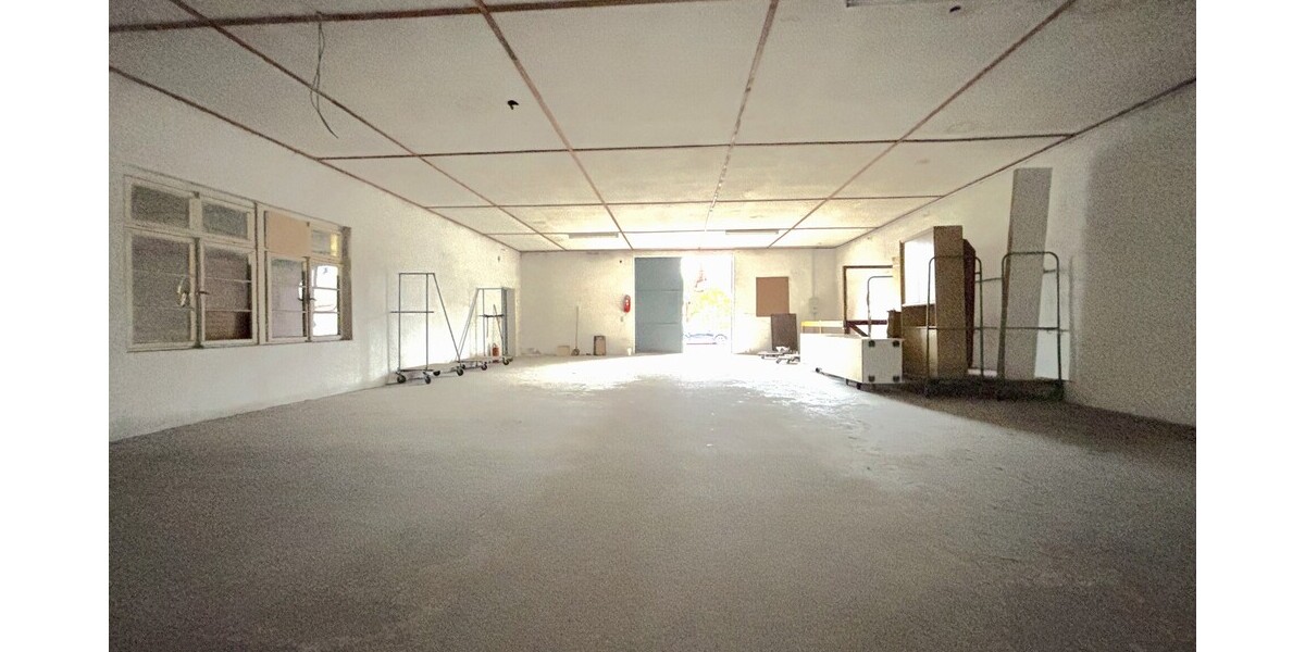 Platz ohne Ende: Trockenhalle mit Außenfläche, Stellplätzen und Laderampe - Gewerbeobjekt Steinmauern | Angebot:27357873