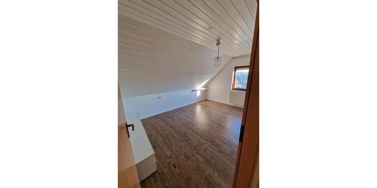 Dachgeschoßwohnung Straubenhardt - 4 Zimmer, 93 m&sup2;, 850&euro; | Angebot:25354030