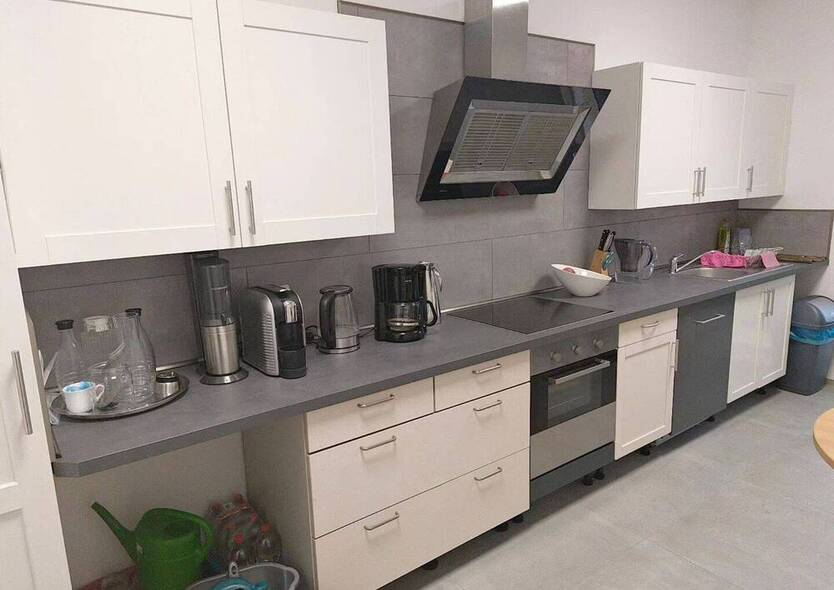 *Neubau* Erstbezug - Ein-bis Zweiraum Büro voll möbliert