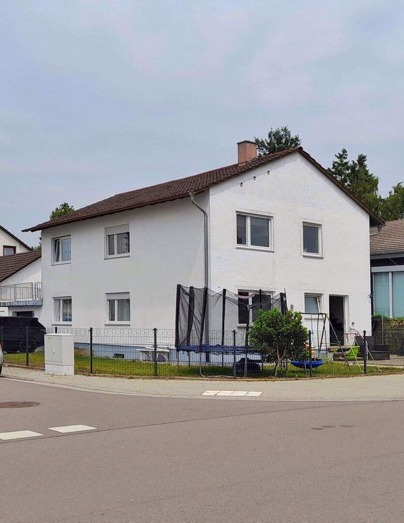 Vielseitiges, modernisiertes Zweifamilienhaus mit großem Potenzial in zentraler Lage 8 zimmer