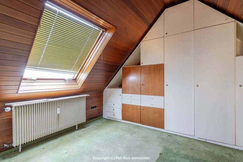 INVESTMENTCHANCE: Attraktives 9-Familienhaus mit Wertsteigerungspotenzial in Karlsruhe-Weiherfeld