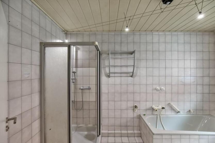 300qm Mehrfamilienhaus gedämmt,220qm MassivbauHalle 1260qm Grund