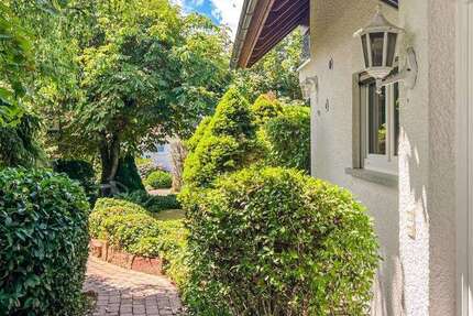 Haus zum Mieten in Kronberg 3.300 € 240 m²