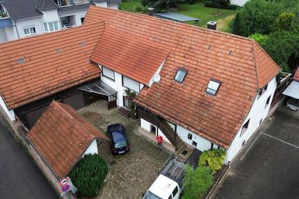 Anwesen mit zwei Wohnungen, großer Werkstatt, 2 Gewölbekellern und Garten