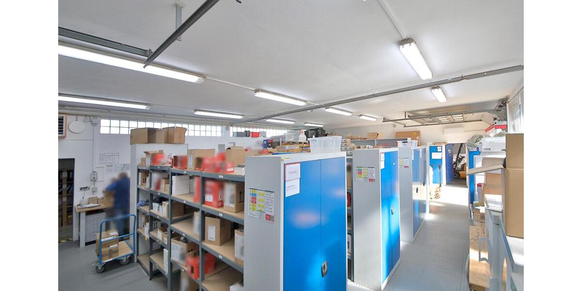 Lagerhalle mit ca. 230 qm Lagerfläche, Büro mit ca. 40 qm und Außenfläche ca. 250 qm zimmer