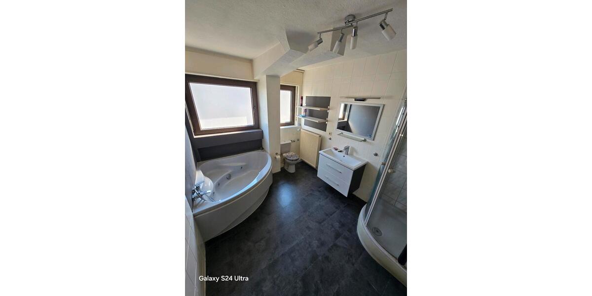 Eigentumswohnung inkl. TLB, EBK und Garage 5 zimmer