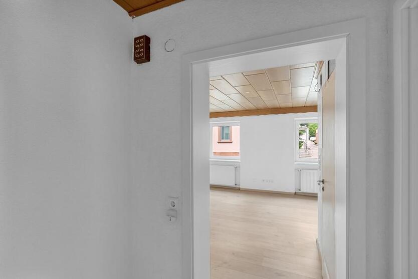 300qm Mehrfamilienhaus gedämmt,220qm MassivbauHalle 1260qm Grund