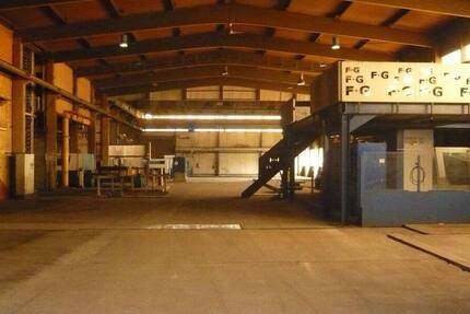 Freie Produktionshalle mit Verwaltung und Schwerlastkränen zimmer