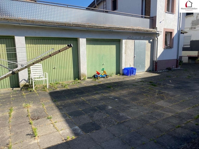 °°° Mehrfamilienhaus MIT 4 WohnungEN, 3 GARAGEN, GARTEN UND AUSBAUPOTENZIAL °°°