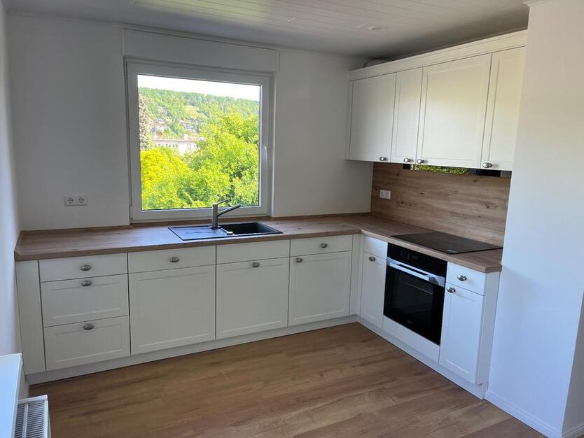 Traumhaft sanierte Terrassenwohnung mit neuer EBK im Landhausstil