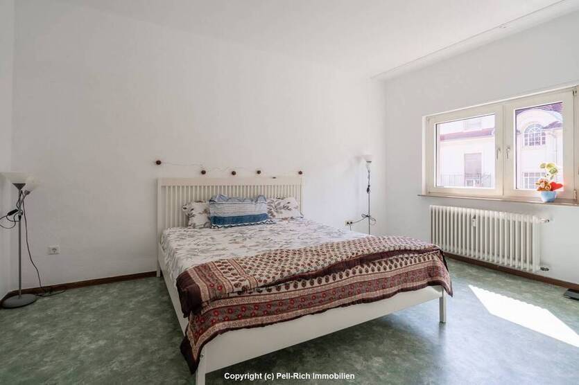 INVESTMENTCHANCE: Attraktives 9-Familienhaus mit Wertsteigerungspotenzial in Karlsruhe-Weiherfeld