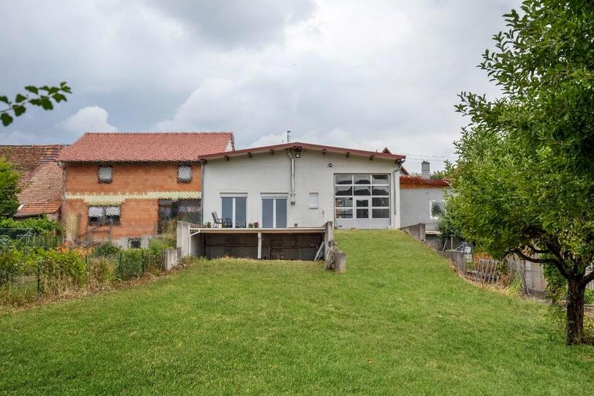 300qm Mehrfamilienhaus gedämmt,220qm MassivbauHalle 1260qm Grund