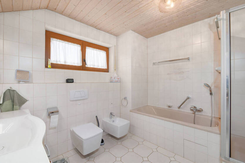 Seltene Gelegenheit! Stilvolle 3,5-Zimmer-DG-Wohnung mit Kamin und Garage und toller Aussicht!