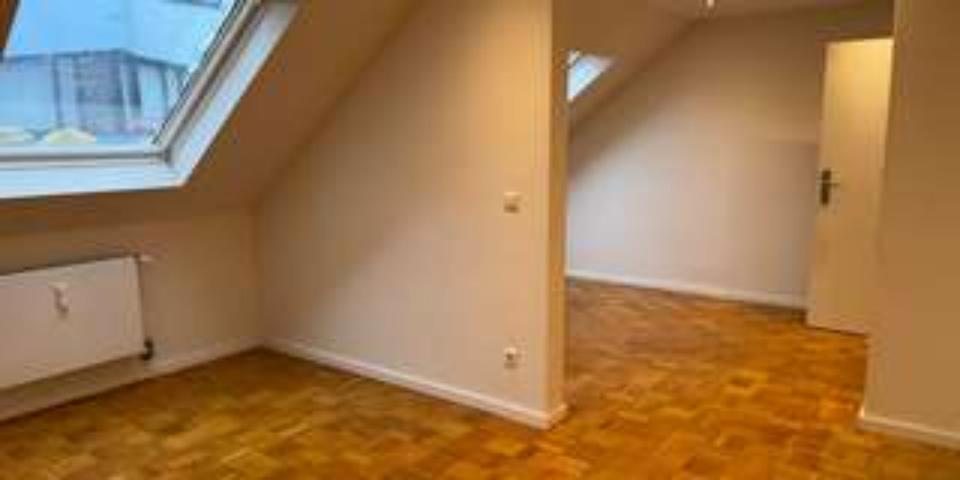 Stilvolle 3,5 Zimmer Dachgeschosswohnung in Toplage- Sedansplatz 3.5 zimmer