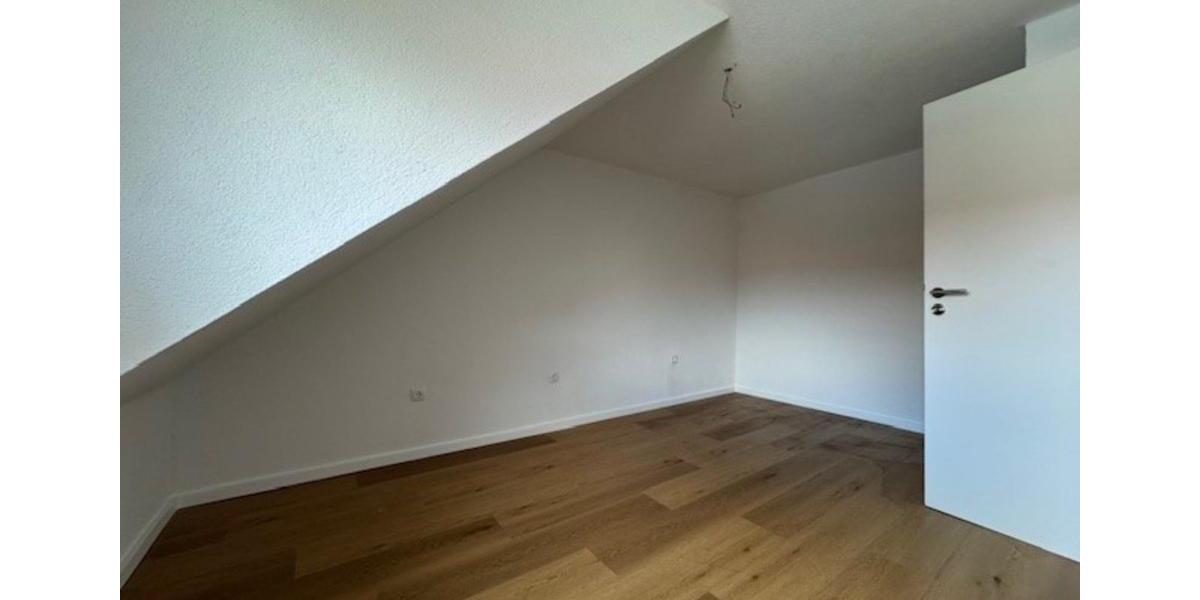 Dachgeschoßwohnung Karlsruhe Neureut - 4 Zimmer, 70 m&sup2;, 1.300&euro; | Angebot:26026661
