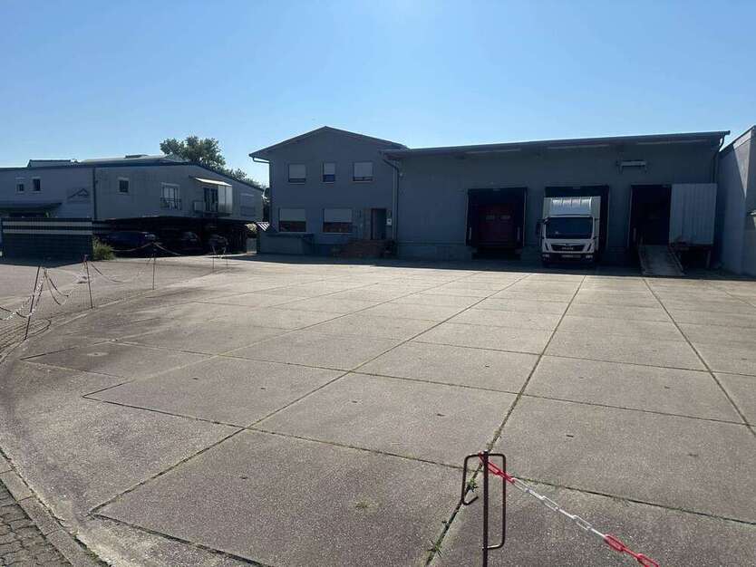 Halle in Landau 898.000 € 226.58 m²