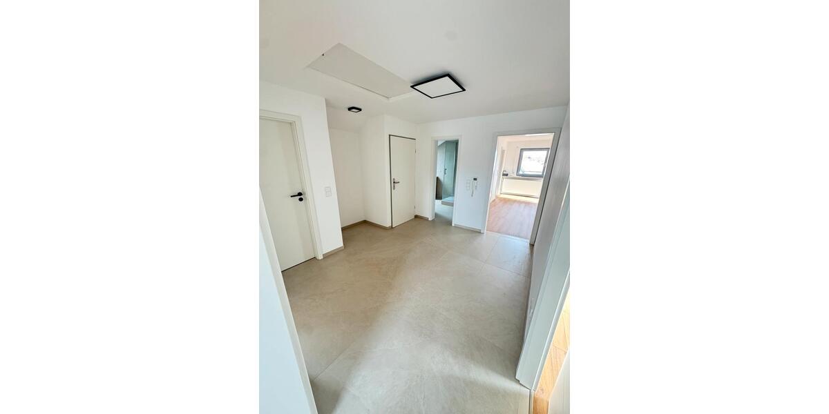 Sanierte und renovierte DG Wohnung hell, modern und stilvoll 4 zimmer