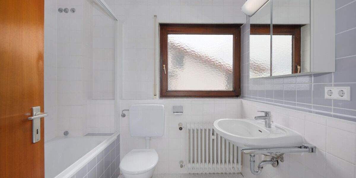 Solide DHH in begehrter Lage mit Garage, ohne Garten aber Ausbaureserve im DG! 5 zimmer