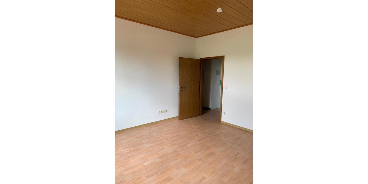 5-Zimmer-Eigentumswohnung in einem 3-Familien-Haus in KA-Neureut 5 zimmer