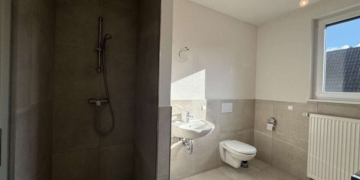 Investieren im Silberstreifen: Wohn-Gewerbeimmobilie mit Garten, Garage & Flexibilitä 6 zimmer