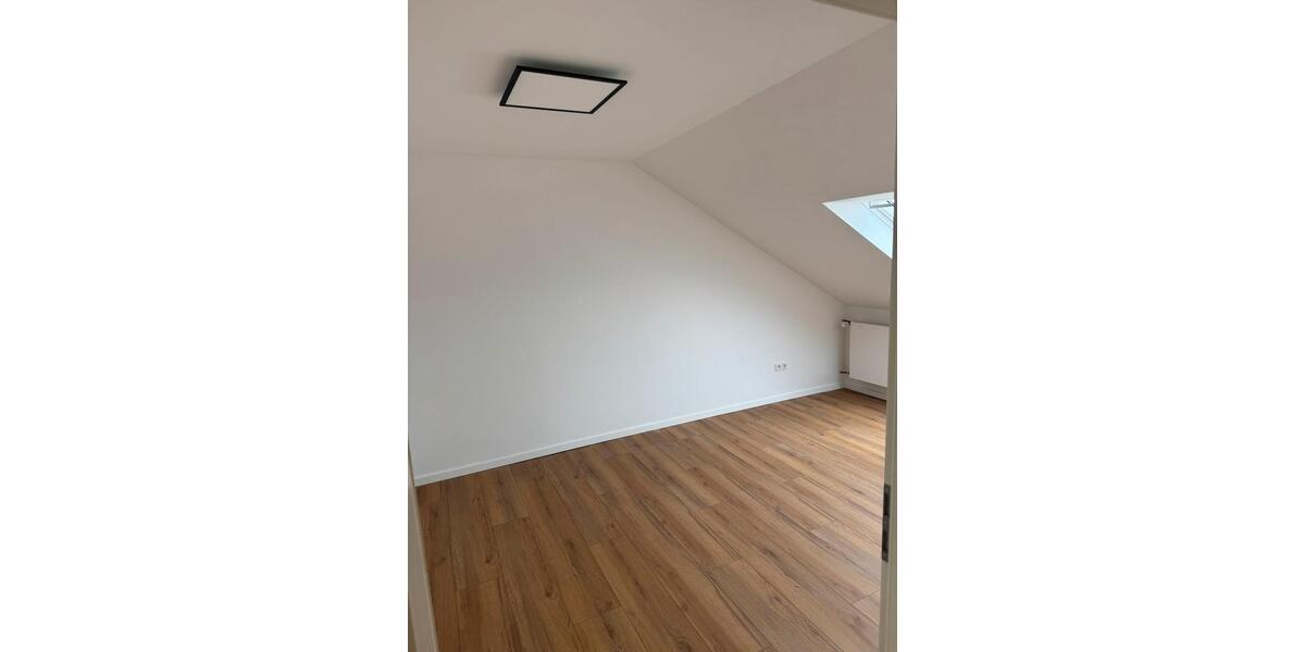 Sanierte und renovierte DG Wohnung hell, modern und stilvoll 4 zimmer