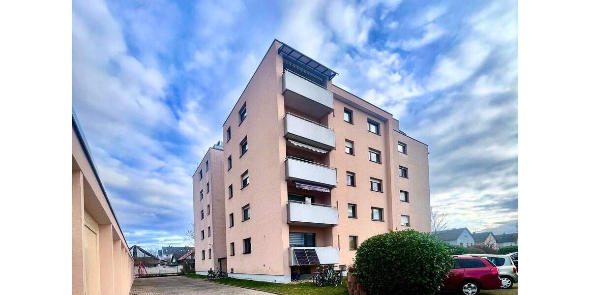 Gepflegte 4 Zimmer Wohnung mit Lift, Balkon und Garage 4 zimmer