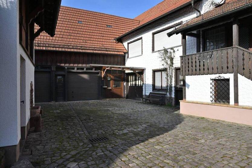 Anwesen mit zwei Wohnungen, großer Werkstatt, 2 Gewölbekellern und Garten
