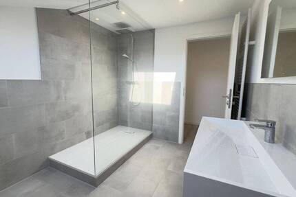 Elegantes Wohnen auf neuem Niveau - 3 Zimmer, stilvoll saniert mit neuer EBK- Erstbezug!