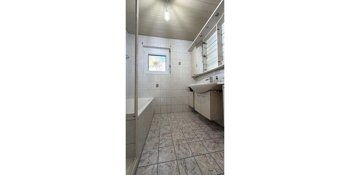 Großes Einfamilienhaus oder Zweifamilienhaus * in Kraichtal 1 zimmer