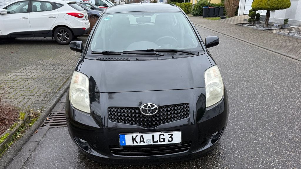 Toyota Yaris 189.000 km 2.600 &euro; Karlsruhe 76149