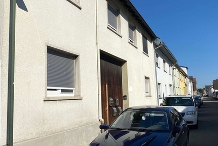 °°° Mehrfamilienhaus MIT 4 WohnungEN, 3 GARAGEN, GARTEN UND AUSBAUPOTENZIAL °°°