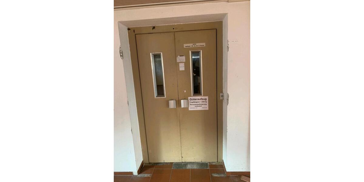 Vielseitig nutzbarer Lager- Büroraum mit Aufzug zimmer