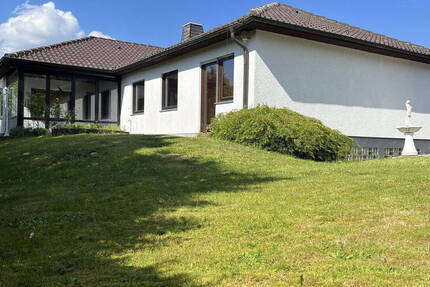 Großzügiges Wohnen auf einer Ebene ! Massivbau Winkelbungalow in Waldrandlage auf Traumgrundstück