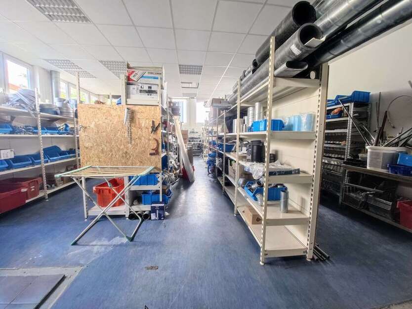 Halle in Landau 2.250 € 112.91 m²
