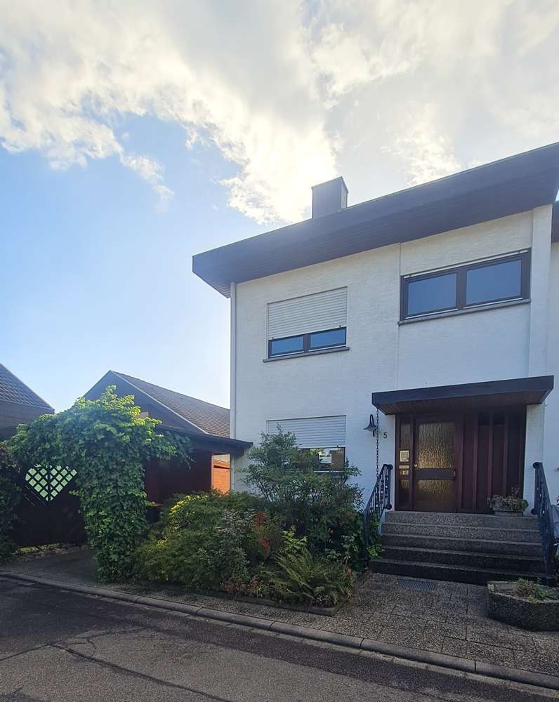 Haus zum Kaufen in Bietigheim 450.000 € 215 m²
