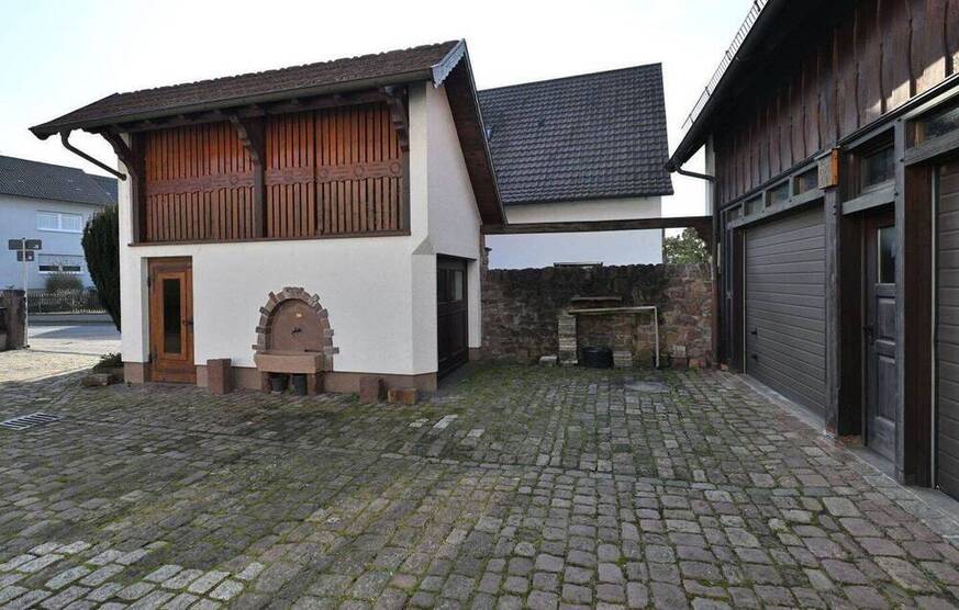 Anwesen mit zwei Wohnungen, großer Werkstatt, 2 Gewölbekellern und Garten