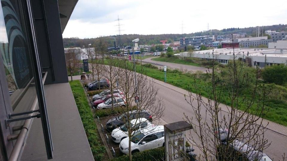 Büro an der Autobahnauffahrt, großen Fenstern & toller Aussicht 2 zimmer